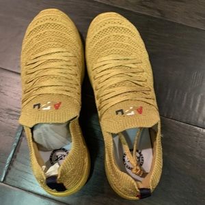 APL Womens Techloom Wave Sneaker Size 11 Gold